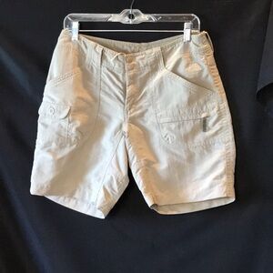 North Face ladies shorts. Size 8, N w/tags.